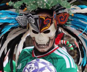 Cientos de personas participaron este domingo en el desfile 'Catrinas Mundialistas', convocado por la Secretaría de Cultura de la Ciudad de México, como parte de las actividades rumbo al Mundial 2026, que tendrá sede en México, Estados Unidos y Canadá. Aquí las imágenes del inusual desfile.