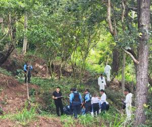 Las autoridades reconocieron y levantaron el cuerpo del joven asesinado a inmediaciones del desvío a Santa Lucía, Francisco Morazán.