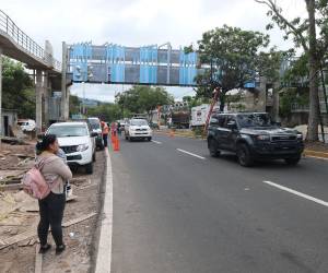 5. La instalación del tramo principal del puente peatonal frente a Teletón dejó la obra lista para su fase final, con apertura prevista para la próxima semana, informó la AMDC.