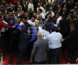 La tensión acumulada por el juicio político en contra Johel Zelaya detonó en un violento enfrentamiento físico entre diputados de distintas bancadas en el Congreso Nacional, durante la sesión de este miércoles 24 de marzo. A continuación las imágenes y los detalles del caos.