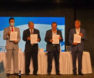 Nelson Ávila y Rixi Moncada no estuvieron en la firma del acuerdo.