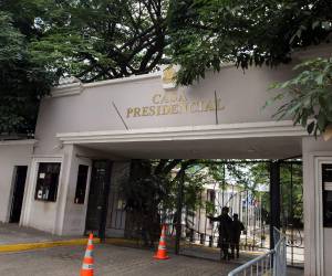 Vacía y con poco movimiento se observa Casa Presidencial.