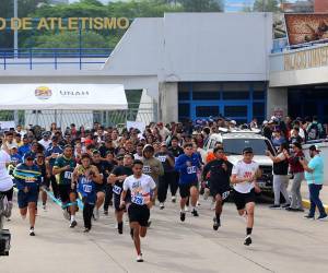 Al finalizar el evento, más de 350 estudiantes, docentes y colaboradores de la UNAH disfrutaron de música, baile y un ambiente de convivencia en el Palacio Universitario de los Deportes.