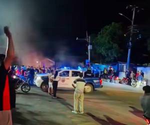 Una noche de tensión vivieron los residentes de Cofradía, Cortés, luego de que las protestas contra el alto precio de los combustibles terminaran en enfrentamientos con agentes de la Policía Nacional. Estos son los detalles de lo ocurrido.
