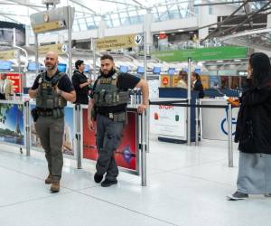 El zar de la frontera de la Casa Blanca, Tom Homan, dijo este lunes que se enviarán oficiales del ICE a catorce aeropuertos estadounidenses. Conozca aquí mayores detalles.