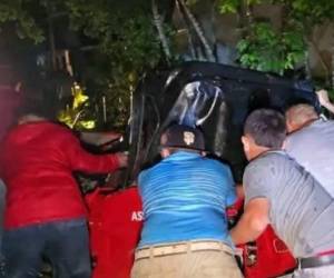 Personas de la zona sacan el cuerpo del menor de entre el amasijo de hierro de la mototaxi.