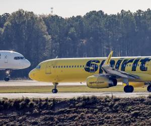 La Administración del presidente de EE.UU., Donald Trump, dio un paso este sábado al anunciar una ayuda para los pasajeros y empleados de Spirit, luego de que la aerolínea anunciara el cese de operaciones tras no llegar a un acuerdo para un rescate gubernamental que inyectara el dinero que necesitaba para continuar volando.