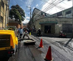 La UMAPS reporta la reparación mensual de hasta 90 tapaderas dañadas en la capital, afectadas por tráfico pesado, estacionamiento indebido y actos vandálicos.