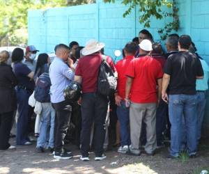 Los trabajadores permanecen de forma pacífica en el exterior de las instalaciones, mientras la Policía Municipal y la Policía Nacional permanecen en el lugar para evitar incidentes.