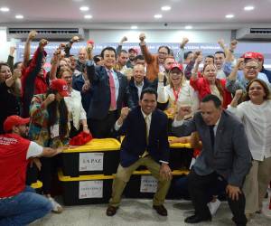 Salvador Nasralla celebró la remontada tras que se reanudara la divulgación de resultados.