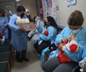 La campaña Regale un Juguete en Navidad llevó alegría y esperanza a 60 madres del Hospital Escuela junto a sus bebés recién nacidos.