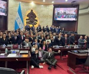 La bancada del PL mantiene posiciones divididas ante las reformas al subsector eléctrico: una mayoría participa en las mesas de diálogo y promueve una contrapropuesta, mientras nueve diputados afines a Nasralla rechazan la negociación y cuestionan el cambio de postura.