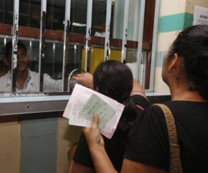 Si no hay eficiencia en las próximas compra de medicamentos, miles de pacientes estarían en riesgo de complicarse y hasta de morir. Expertos lamentan que solo se hayan comprado 70 tipos de medicinas.