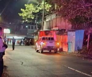 Elementos de la Policía Nacional llegaron a la escena del crimen la noche del marte.