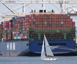 Entonces, el presidente criticó duramente la sentencia del Supremo e impuso un nuevo arancel global temporal del 10 % bajo un nuevo marco legal.