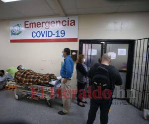 El triaje y la Sala Covid-19 del Hospital de Especialidades del IHSS permanecen saturadas de pacientes afectados por el coronavirus.