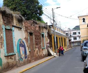 Las paredes de adobe del Museo del Hombre Hondureño comienzan a desplomarse, mientras el inmueble sigue abandonado tras el incendio de 2017.