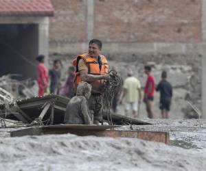 El colapso de una gran masa de hielo en un glaciar del Himalaya desencadenó una avalancha que recorrió unos 20 kilómetros en apenas siete minutos y arrasó zonas de Nepal y el Tíbet.