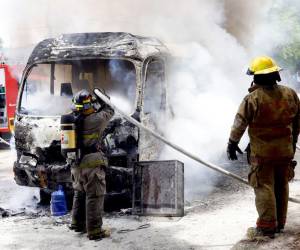 Tanto la moto en la que se conducía Zairy Portillo Betancourt como el bus con el que chocó quedaron totalmente quemados.