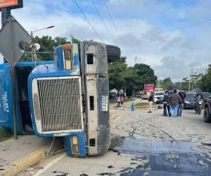 El pesado contenedor de este camión cayó sobre el cuerpo de la mujer de 60 años.