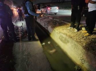 El cuerpo del hombre quedó boca abajo en el agua.