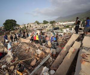El caos que ya vivía esta ciudad se agudizó con la llegada de cientos de vehículos y motos de particulares que cargaban desde distintos estados, principalmente desde la ciudad de Caracas, ayuda humanitaria.