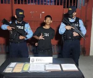 Wilmer Alexander Mejía Medina, custodiado por dos agentes de la Policía Nacional (PN).