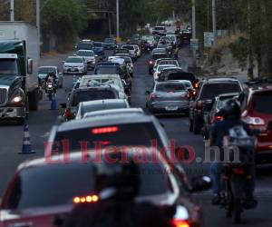El tráfico en horas pico en la salida al sur de la capital suele desesperar a los conductores, por lo que toman la decisión de rebasar.