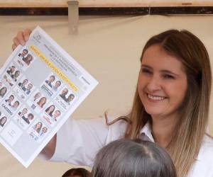 La candidata mostró su voto ante los presentes en el centro de votación.