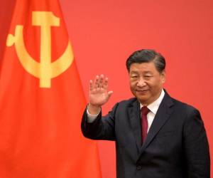 El presidente de China, Xi Jinping, saluda durante la presentación a los medios de comunicación de los miembros del nuevo Comité Permanente del Politburó del Partido Comunista Chino, el máximo órgano de toma de decisiones de la nación, en el Gran Salón del Pueblo en Beijing el 23 de octubre de 2022.