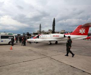 El avión-ambulancia aterrizó este lunes en la Base Aérea Hernán Acosta Mejía de la capital.