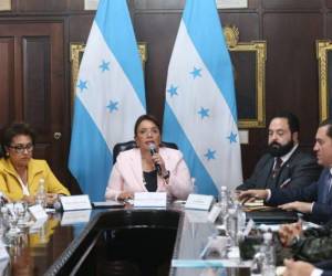 Momento en que la presidenta Xiomara Castro hacía lectura del acuerdo alcanzado en el Consejo Nacional de Defensa y Seguridad.