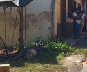 El cuerpo quedó en medio del garaje de una vivienda.