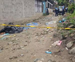 El cuerpo quedó tendido a la orilla de una calle de tierra.