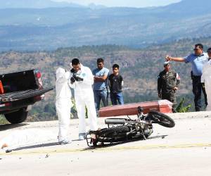 Cuatro motocicletas colisionaron en una curva de la carretera a oriente, a inmediaciones de Guayabillas, y falleció un motociclista.