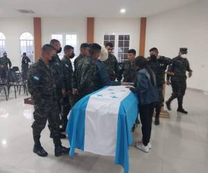 Otros agentes de la Policía Militar, hicieron presencia en los actos velatorios de Rosales Sánchez, antes de ser trasladado al Valle de Jamastrán, en El Paraíso.