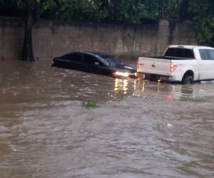 Una vaguada en la superficie, que ha generado nubosidad, lluvias y chubascos moderados con tormentas eléctricas, ha dejado fuertes inundaciones en la zona norte de Honduras, principalmente en sectores aledaños al río Ulúa. La ciudad de San Pedro Sula, en el departamento de Cortés, se vio afectada la tarde de este sábado, en plena celebración de su feria.