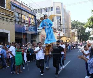Cada Domingo de Resurrección, las calles de ciudades como Tegucigalpa y Comayagüela se llenan de fe, color y movimiento con las tradicionales “Carreritas de San Juan”, una de las expresiones más representativas del cierre de la Semana Santa en Honduras.