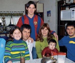 Jorge Messi, padre del astro argentino Lionel Messi, falleció este viernes por la noche a los 68 años en Rosario, ciudad en la que estaba ingresado en un hospital atravesando una larga enfermedad. Desde suelo argentino han hecho eco de los sacrificios que Jorge hizo para que su hijo triunfara.
