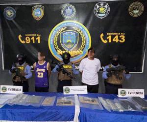 Los dos miembros de la Pandilla 18 conocidos como “Alegre” y “Quemado”, fueron capturados por agentes de la Dipampco en la colonia Calpules de San Pedro Sula, en posesión de armas, munición y drogas.