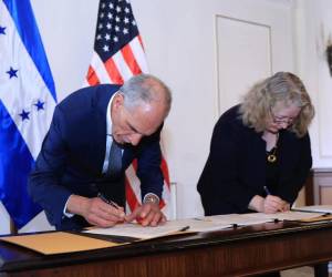 El presidente de la República, Nasry Asfura, y la encargada de Negocios de la Embajada de los Estados Unidos, Anne Hoey, firmaron el convenio de cooperación en materia sanitaria.