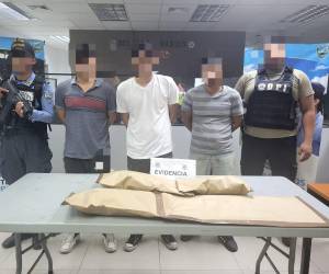 Agentes de la Policía Nacional capturaron a los tres hombre con algunas evidencias que los involucra en el sangriento hecho que se registró en Gracias, Lempira.