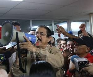 Imagen de archivo tomada a Manuel Zelaya en 2024, durante una reunión en la sede del Partido Libertad y Refundación.