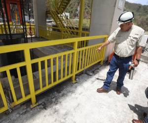 El ingeniero Nery Díaz mostró cómo quedaron los yugos o vigas de apoyo de las compuertas de la segunda central hidroeléctrica más grande del país.