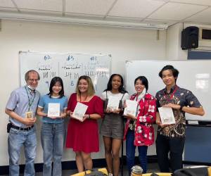 Sindy Paola Navarro Martínez (vestido rojo), es una joven becaria hondureña, estudiante de ingeniería aeroespacial en la National Cheng Kung University, en Taiwán.