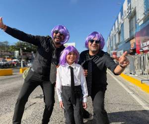 Desde el mediodía de este sábado, los alrededores del estadio Jorge “Mágico” González comenzaron a llenarse de fanáticos que se preparan para el esperado concierto de Shakira, el primero de los cinco espectáculos que la artista colombiana ofrecerá en territorio salvadoreño.