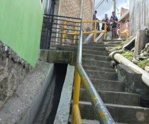 El cuerpo del hombre estaba atrapado en esta cuneta cuando fue hallado por los menores.