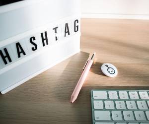 Tras casi veinte años como el recurso predilecto para clasificar publicaciones, la clásica almohadilla se enfrenta a un desinterés técnico y estético en los entornos de trabajo digitales