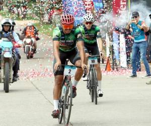 Un momento cumbre de la Vuelta fue cuando César Castillo cruzó la línea de meta para lograr la cima.
