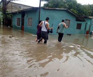 Las intensas lluvias que se registran en la zona norte causaron el desbordamiento del río Bermejo y la inundación de varias viviendas.